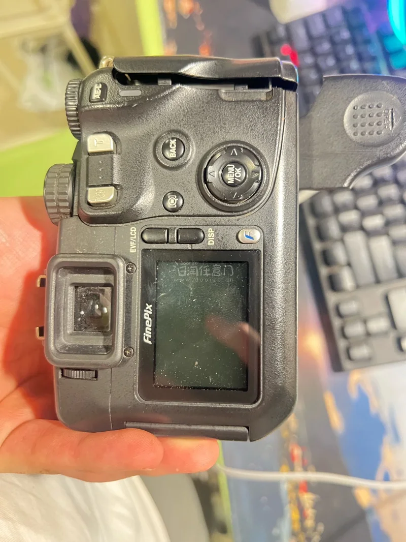 春日踏春的快乐，全靠手里的相机定格美好瞬间！在挖煤姬入手的松下DMC-FX33和富士FinePix S7000两款复古相机，简直是春日出游拍照神器，承包了我所有春日氛围感大片，狠狠爱上！
松下DMC-FX33机身小巧轻薄，单手就能轻松握持，放进口袋、包包里完全不占空...