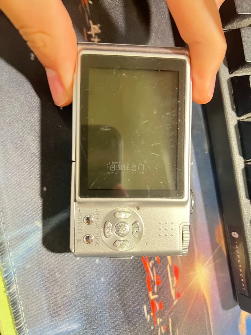 春日踏春的快乐，全靠手里的相机定格美好瞬间！在挖煤姬入手的松下DMC-FX33和富士FinePix S7000两款复古相机，简直是春日出游拍照神器，承包了我所有春日氛围感大片，狠狠爱上！
松下DMC-FX33机身小巧轻薄，单手就能轻松握持，放进口袋、包包里完全不占空...