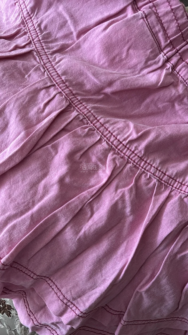 这条半身裙质量很棒，面料柔软舒适，版型挺括显瘦。颜色很正且百搭，款式简约大方。物流快包装好，性价比高，值得入手