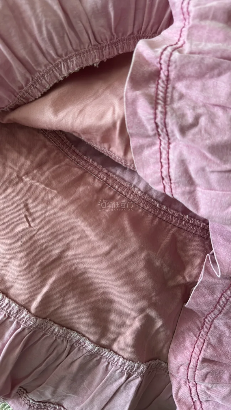 这条半身裙质量很棒，面料柔软舒适，版型挺括显瘦。颜色很正且百搭，款式简约大方。物流快包装好，性价比高，值得入手