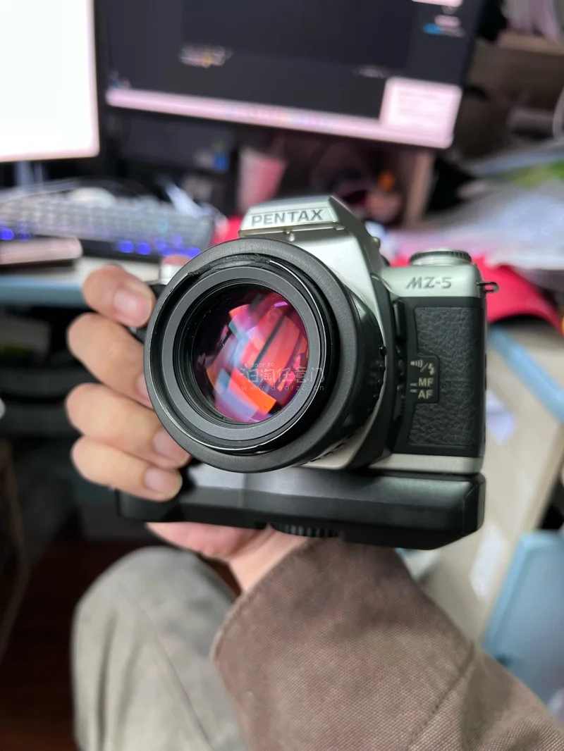 最近宾得改半格太火了，想着小巧的体型，带自动对焦和闪光灯，太吸引人了，没有忍住下了单，卡在竹蜻蜓包税最后一天发走了，整体成色很好很美丽，很开心，到手也很快哦