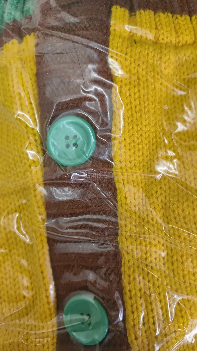 刚好可以和我的帽子配套，特别好看，还便宜。做工扎实，虽然存在瑕疵还是很值得?的这个价买到CoColulu真的很少见了