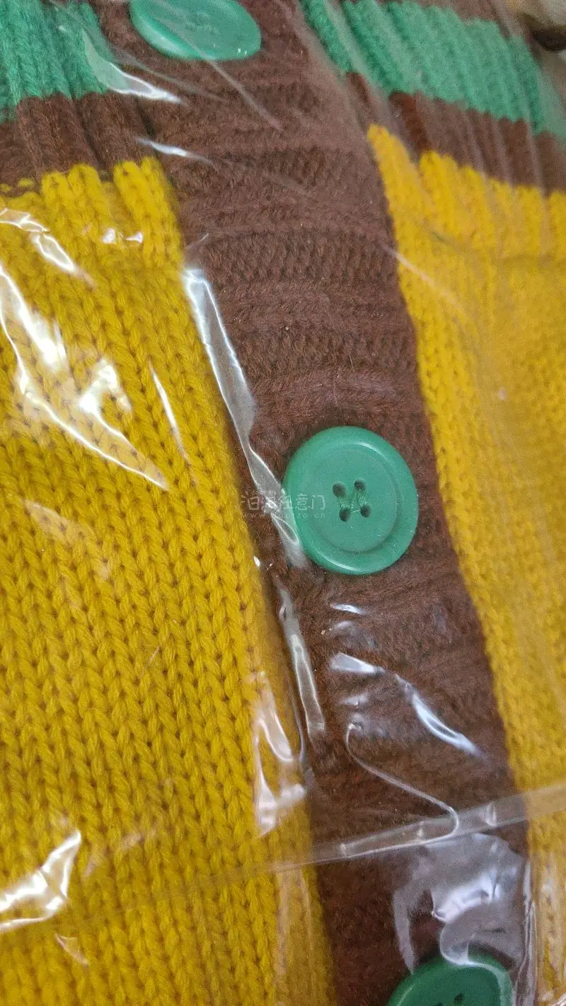 刚好可以和我的帽子配套，特别好看，还便宜。做工扎实，虽然存在瑕疵还是很值得?的这个价买到CoColulu真的很少见了