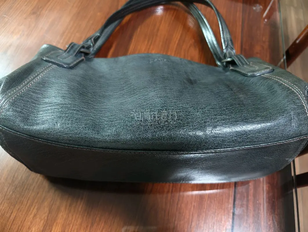 挖到宝啦✨
日本海淘的genten中古腋下法棍包顺利收到了，跟卖家的描述和图片完全一致，接近未使用的美品，山羊皮刚收到手有点干巴，上了保养油后好多了，软糯有质感！
第一次体验了挖煤姬的竹蜻蜓专线，整个运输过程耗时三个星期，还好不算很久，代理清关很方便，运费也很划算，...