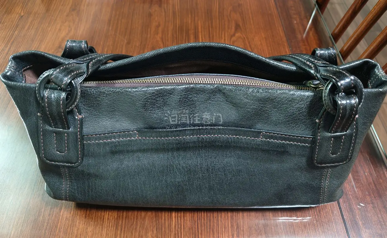 挖到宝啦✨
日本海淘的genten中古腋下法棍包顺利收到了，跟卖家的描述和图片完全一致，接近未使用的美品，山羊皮刚收到手有点干巴，上了保养油后好多了，软糯有质感！
第一次体验了挖煤姬的竹蜻蜓专线，整个运输过程耗时三个星期，还好不算很久，代理清关很方便，运费也很划算，...