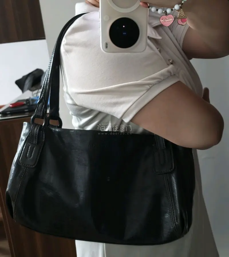 挖到宝啦✨
日本海淘的genten中古腋下法棍包顺利收到了，跟卖家的描述和图片完全一致，接近未使用的美品，山羊皮刚收到手有点干巴，上了保养油后好多了，软糯有质感！
第一次体验了挖煤姬的竹蜻蜓专线，整个运输过程耗时三个星期，还好不算很久，代理清关很方便，运费也很划算，...