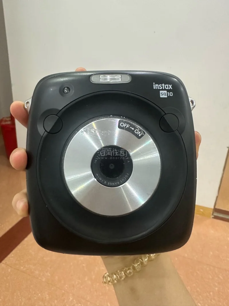 等了一个月终于到了这个拍立得很好，外观跟照片上一样，也可以正常使用，还有奥林巴斯ccd外观是轻微嗑伤，功能正常，拍照也很好看，这次海淘非常成功，很喜欢，包裹跟严实。