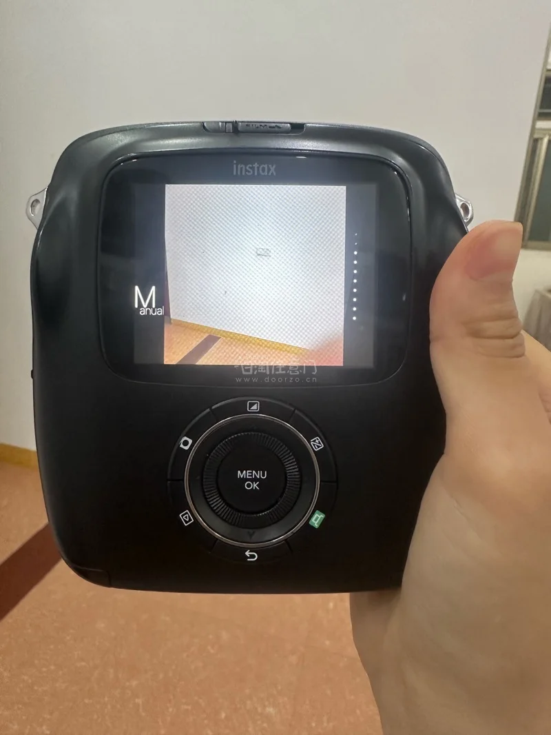 等了一个月终于到了这个拍立得很好，外观跟照片上一样，也可以正常使用，还有奥林巴斯ccd外观是轻微嗑伤，功能正常，拍照也很好看，这次海淘非常成功，很喜欢，包裹跟严实。