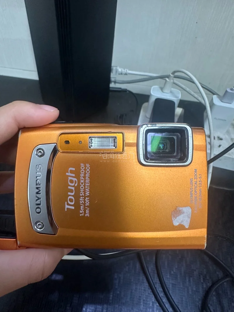 等了一个月终于到了这个拍立得很好，外观跟照片上一样，也可以正常使用，还有奥林巴斯ccd外观是轻微嗑伤，功能正常，拍照也很好看，这次海淘非常成功，很喜欢，包裹跟严实。