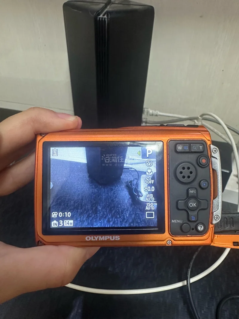 等了一个月终于到了这个拍立得很好，外观跟照片上一样，也可以正常使用，还有奥林巴斯ccd外观是轻微嗑伤，功能正常，拍照也很好看，这次海淘非常成功，很喜欢，包裹跟严实。