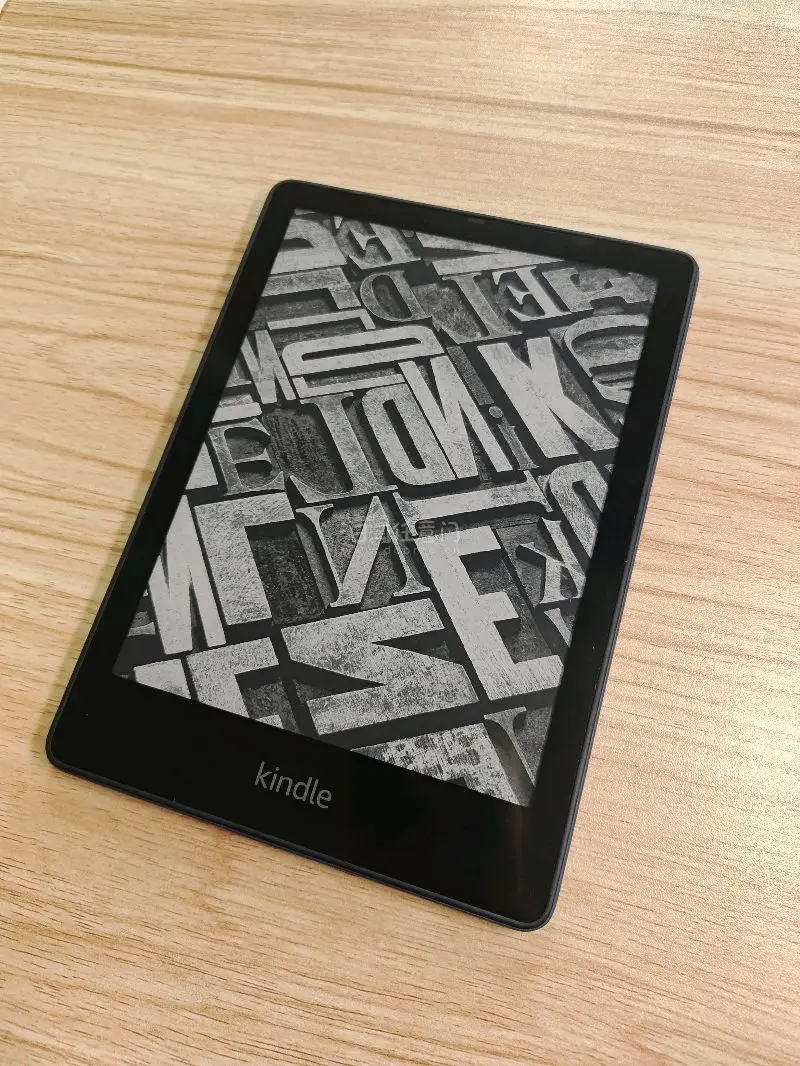 在挖煤姬上淘到了一台日版Kindle KWP，收到那一刻真的有被惊喜到！下单前其实挺忐忑的，毕竟是二手，担心会有明显划痕或者屏幕问题。结果拿到手一看，外壳几乎无划痕，屏幕干净透亮无坏点，和商品描述的完全匹配，保存得很妥当。二手价格拿下准新机品质，太值了！阅读体验棒呆...