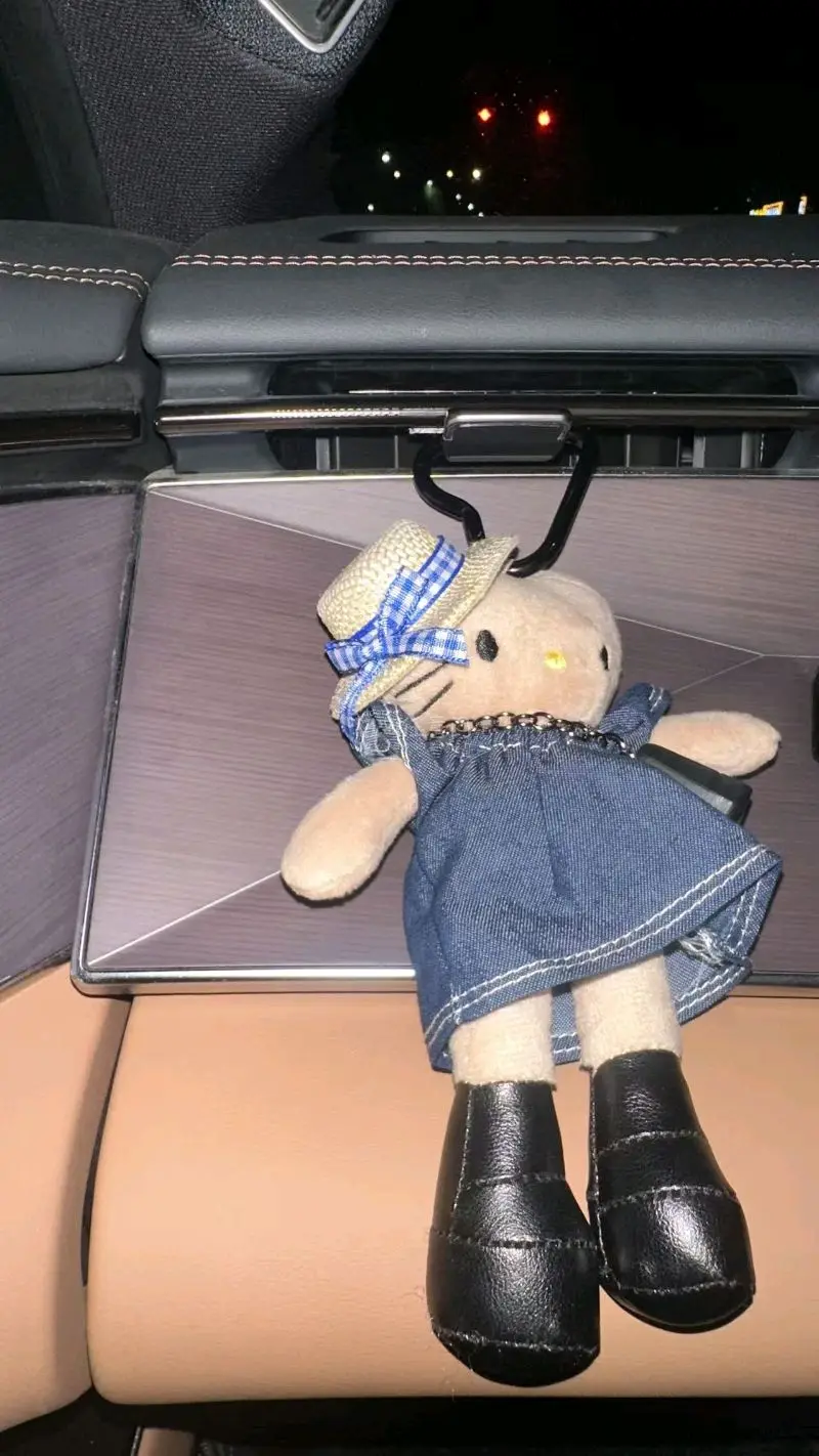 终于收到啦 这次的造型每一只都很喜欢 明明之前还不是很能get长腿 哈哈哈 对比之前的长腿这个更瘦小一些些~ 最喜欢白皮黑蓝格子制服和豹纹、牛仔裙这两只黑皮 大家最喜欢哪一只呀