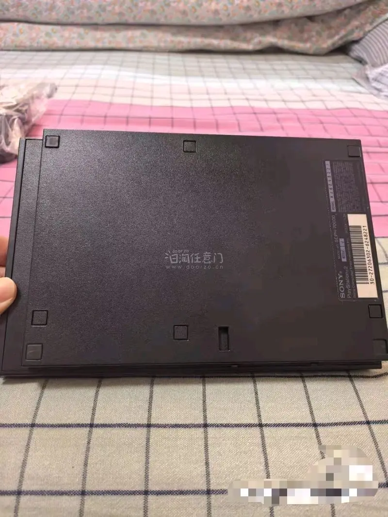 这次来的是PS2 70000型，该机器出过无数经典的游戏，像战神 1 2 ，勇者斗恶龙等，不在一一列举了，一通电童年的熟悉画面又来啦！机器包装的非常给力，无任何破损缺肉。非常NICE！ 






