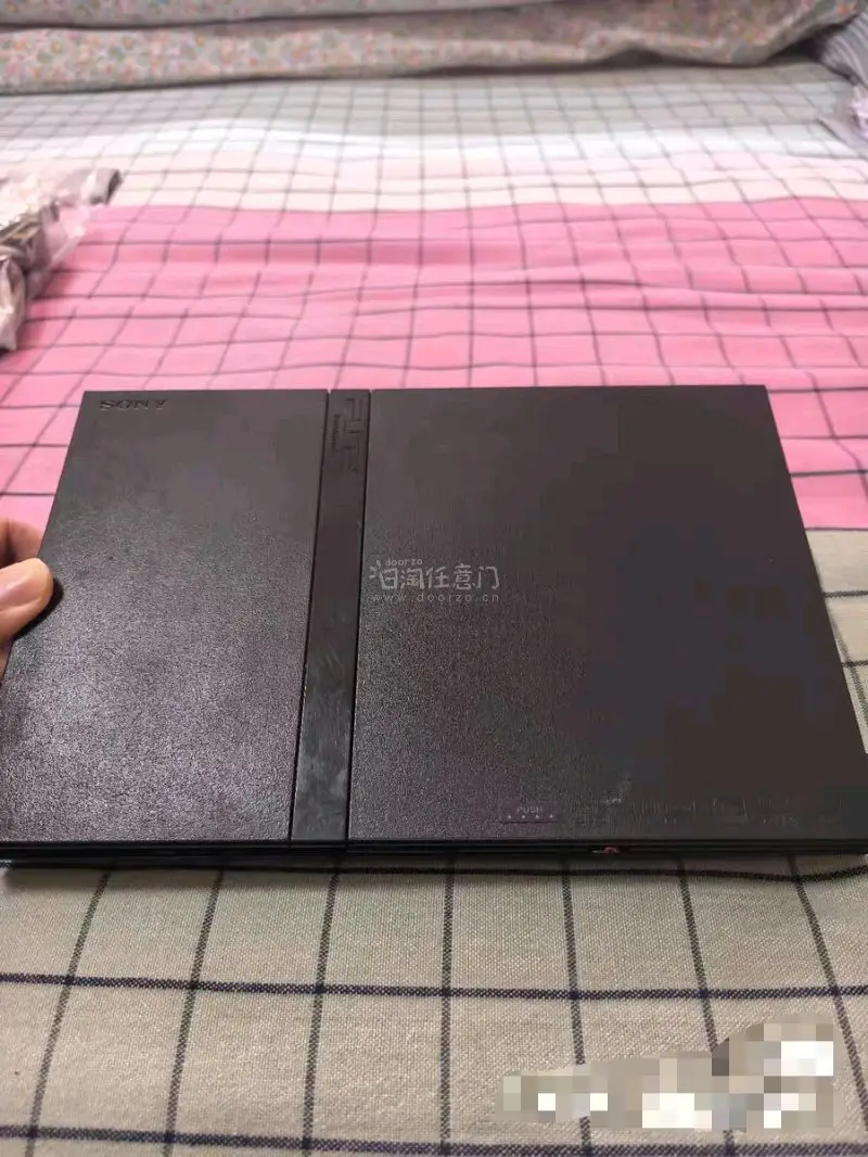 这次来的是PS2 70000型，该机器出过无数经典的游戏，像战神 1 2 ，勇者斗恶龙等，不在一一列举了，一通电童年的熟悉画面又来啦！机器包装的非常给力，无任何破损缺肉。非常NICE！ 





