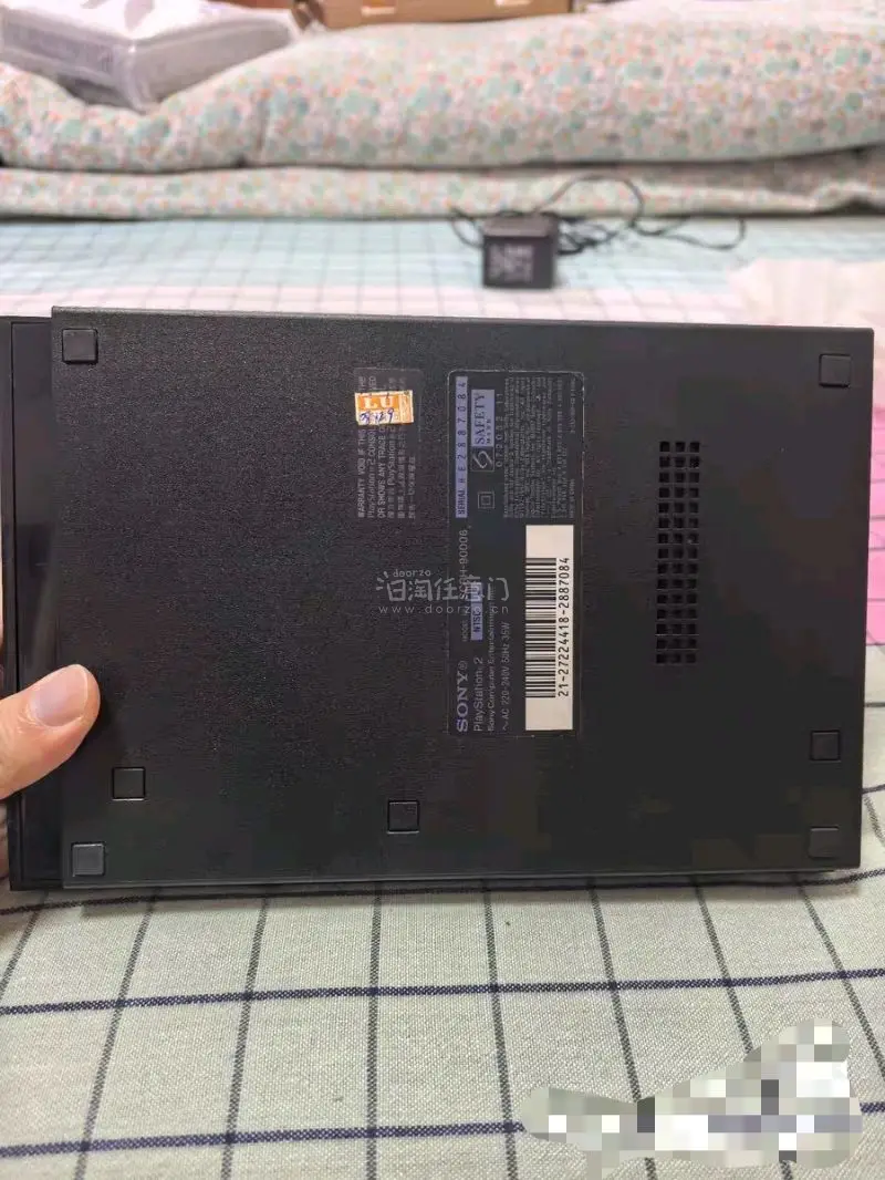 这次来的是PS2 70000型，该机器出过无数经典的游戏，像战神 1 2 ，勇者斗恶龙等，不在一一列举了，一通电童年的熟悉画面又来啦！机器包装的非常给力，无任何破损缺肉。非常NICE！ 





