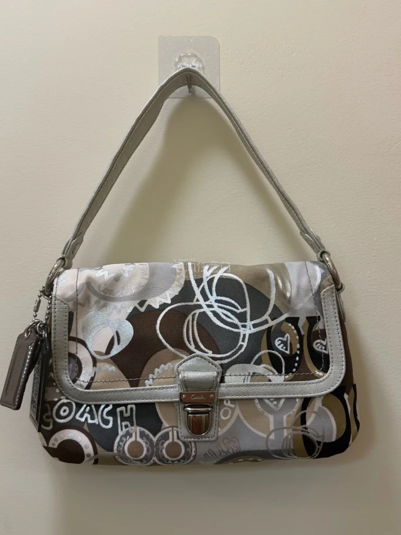 第一次海淘Coach中古包
第一次海淘，刚收到手，真的好新啊！！！
不枉我等了快一个月，非常满意的一次购物
