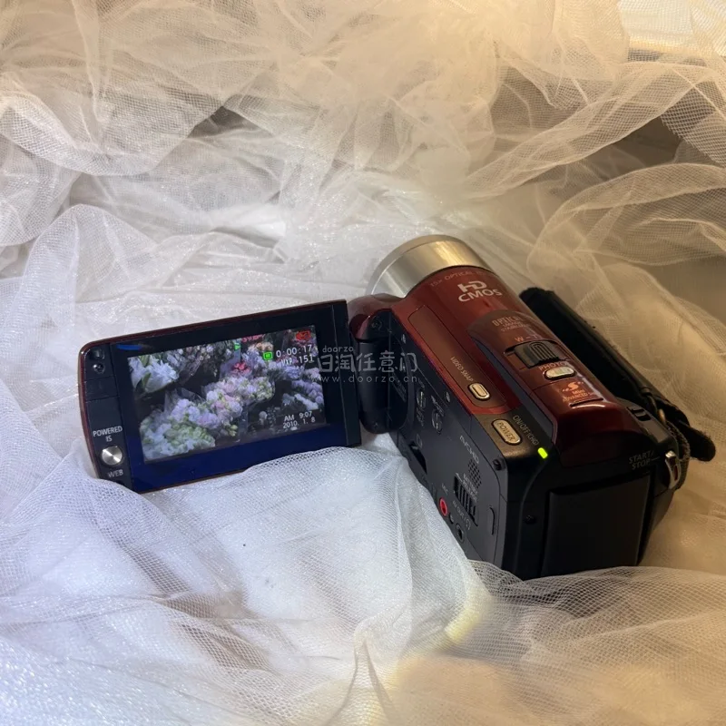 心心念念的小佳能到手了
红色也蛮好看的哎，比黑色特别
第一次用挖煤姬海淘电子产品
好价收的，甚至不到税收起征点
没有电池，走空运快得吓人
马上跑去楼下的花店拍起来
春天就要拍花花呀
又幸福了，安全下车～