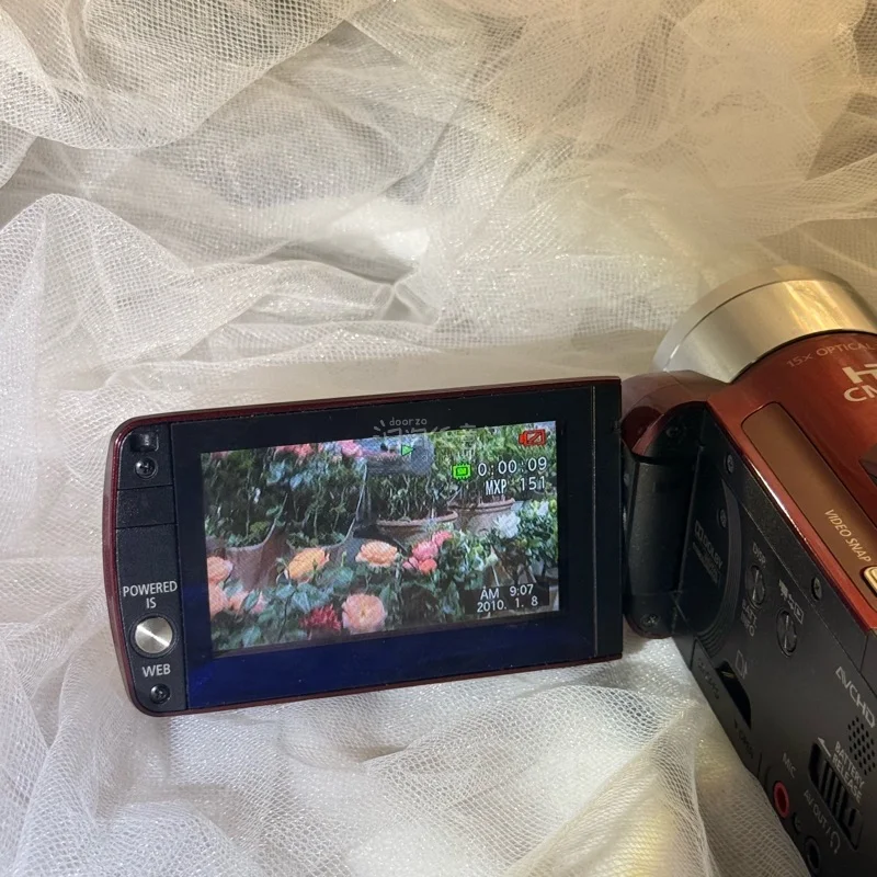 心心念念的小佳能到手了
红色也蛮好看的哎，比黑色特别
第一次用挖煤姬海淘电子产品
好价收的，甚至不到税收起征点
没有电池，走空运快得吓人
马上跑去楼下的花店拍起来
春天就要拍花花呀
又幸福了，安全下车～