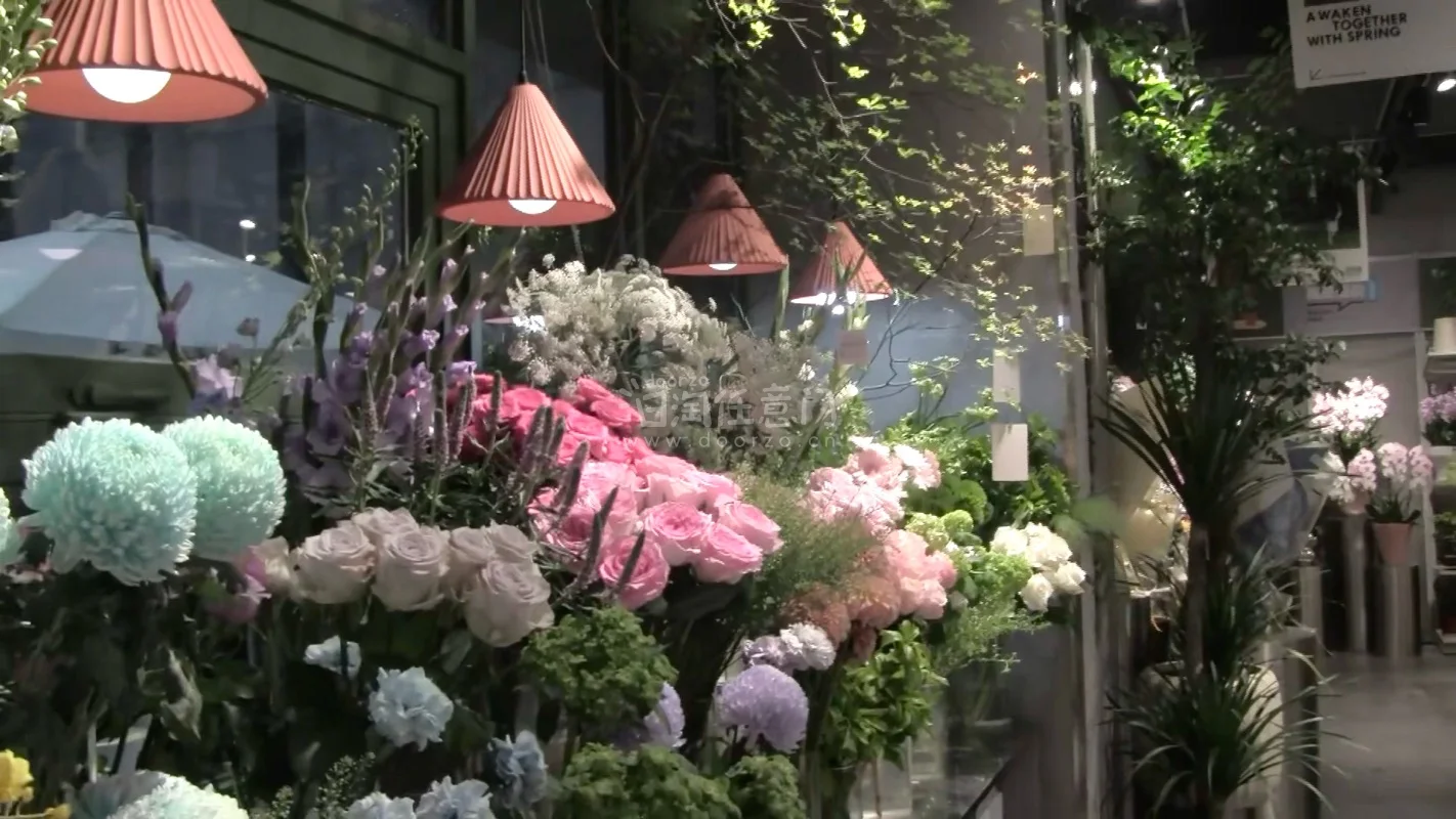 心心念念的小佳能到手了
红色也蛮好看的哎，比黑色特别
第一次用挖煤姬海淘电子产品
好价收的，甚至不到税收起征点
没有电池，走空运快得吓人
马上跑去楼下的花店拍起来
春天就要拍花花呀
又幸福了，安全下车～