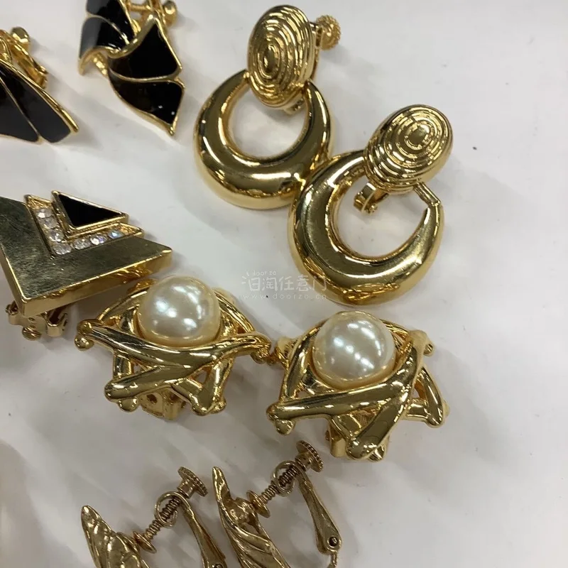 图片展示的不是十分清晰完整 抱着拆盲盒的心情收到了货 惊喜太惊喜了 居然有一副ysl的耳夹 巨巨巨新 堪称完美  第N次入手挖煤姬的美物了 目前没有任何坑 都很完美?