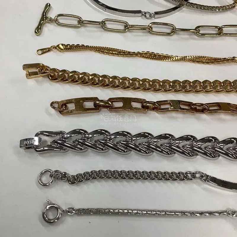 图片展示的不是十分清晰完整 抱着拆盲盒的心情收到了货 惊喜太惊喜了 居然有一副ysl的耳夹 巨巨巨新 堪称完美  第N次入手挖煤姬的美物了 目前没有任何坑 都很完美?