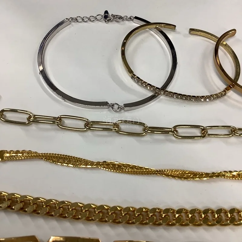 图片展示的不是十分清晰完整 抱着拆盲盒的心情收到了货 惊喜太惊喜了 居然有一副ysl的耳夹 巨巨巨新 堪称完美  第N次入手挖煤姬的美物了 目前没有任何坑 都很完美?