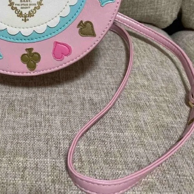 这款包包外观时尚，设计感十足，容量也大，能装下不少日常用品。材质质感佳，做工精细，背起来很显气质，性价比超高，值得入手。 