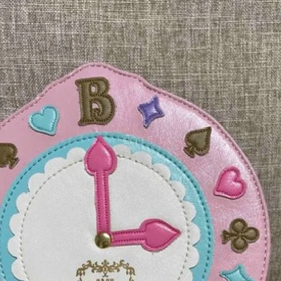 这款包包外观时尚，设计感十足，容量也大，能装下不少日常用品。材质质感佳，做工精细，背起来很显气质，性价比超高，值得入手。 