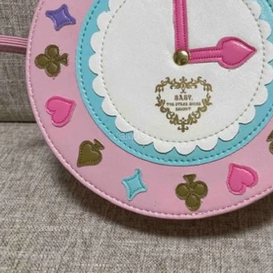 这款包包外观时尚，设计感十足，容量也大，能装下不少日常用品。材质质感佳，做工精细，背起来很显气质，性价比超高，值得入手。 