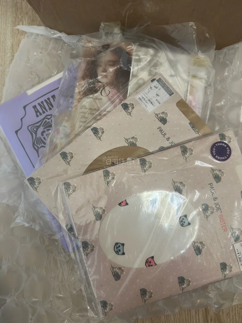 最近是爱上竹蜻蜓了 连发了好几波 太适合袜子这种小物 凑对金额还不用缴税 运费也就三十几块钱到手 安娜苏和Paul&amp;amp;Joe的丝袜穿起来真的很舒服 高个子也完全可以穿 还有小新爸爸的这个棉袜也是可爱的一批！总之收包裹的感觉可太开心了！