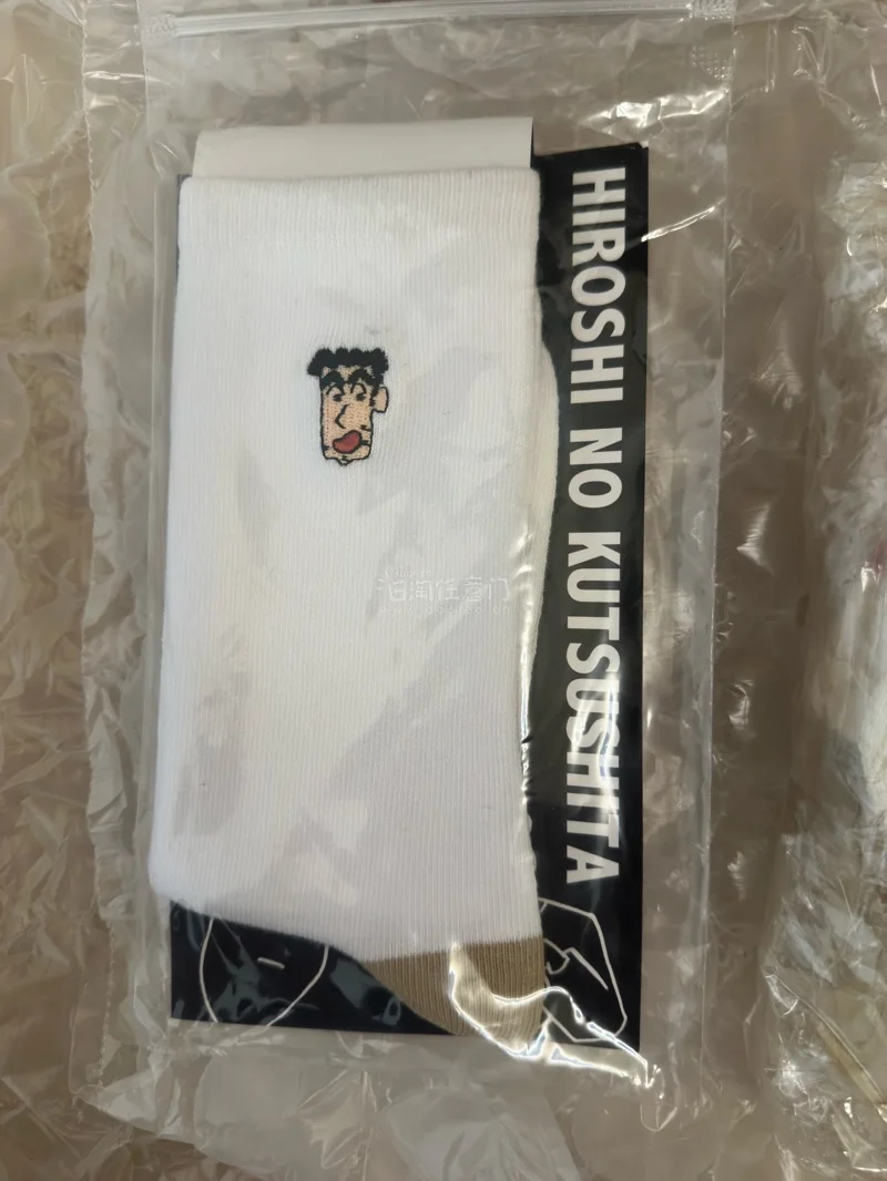 最近是爱上竹蜻蜓了 连发了好几波 太适合袜子这种小物 凑对金额还不用缴税 运费也就三十几块钱到手 安娜苏和Paul&amp;amp;Joe的丝袜穿起来真的很舒服 高个子也完全可以穿 还有小新爸爸的这个棉袜也是可爱的一批！总之收包裹的感觉可太开心了！