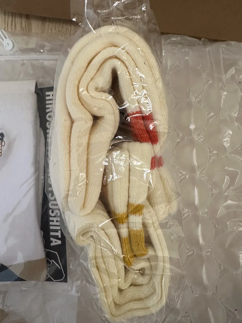 最近是爱上竹蜻蜓了 连发了好几波 太适合袜子这种小物 凑对金额还不用缴税 运费也就三十几块钱到手 安娜苏和Paul&amp;amp;Joe的丝袜穿起来真的很舒服 高个子也完全可以穿 还有小新爸爸的这个棉袜也是可爱的一批！总之收包裹的感觉可太开心了！