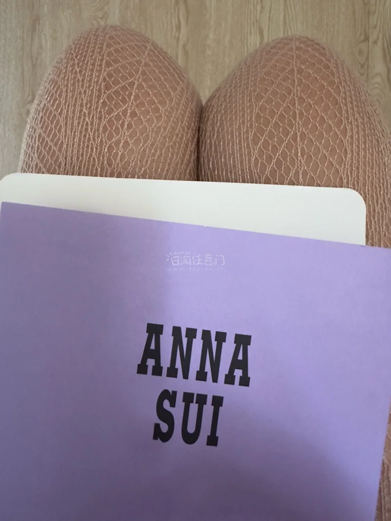 最近是爱上竹蜻蜓了 连发了好几波 太适合袜子这种小物 凑对金额还不用缴税 运费也就三十几块钱到手 安娜苏和Paul&amp;amp;Joe的丝袜穿起来真的很舒服 高个子也完全可以穿 还有小新爸爸的这个棉袜也是可爱的一批！总之收包裹的感觉可太开心了！