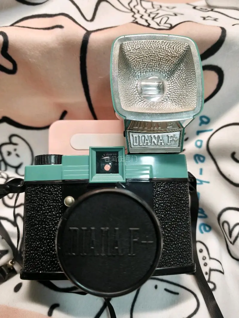      这次切了富士mini8、LOMO戴安娜、kenko mc c8、东京迪士尼35周年相机镜头收纳袋。选择了原箱合箱,到手包装非常完整,后续还会继续在挖煤姬切煤！春天就要美美的带着富士拍立得出门好好拍照啊！
#挖煤姬
#日淘任意门
#任意门和挖煤姬
#挖煤姬春...