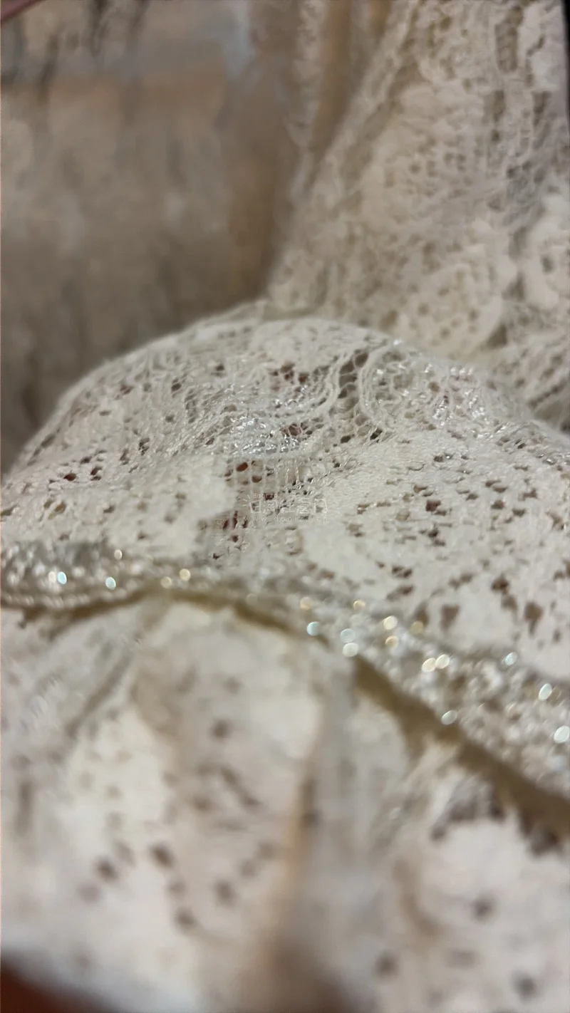 挖到一件超绝的米白色蕾丝开衫！玫瑰提花+金线包边，温柔感直接拉满✨ 短款版型超显比例，搭吊带、连衣裙都绝美，法式氛围感狠狠拿捏，穿上就是温柔大小姐本人，谁穿谁好看！