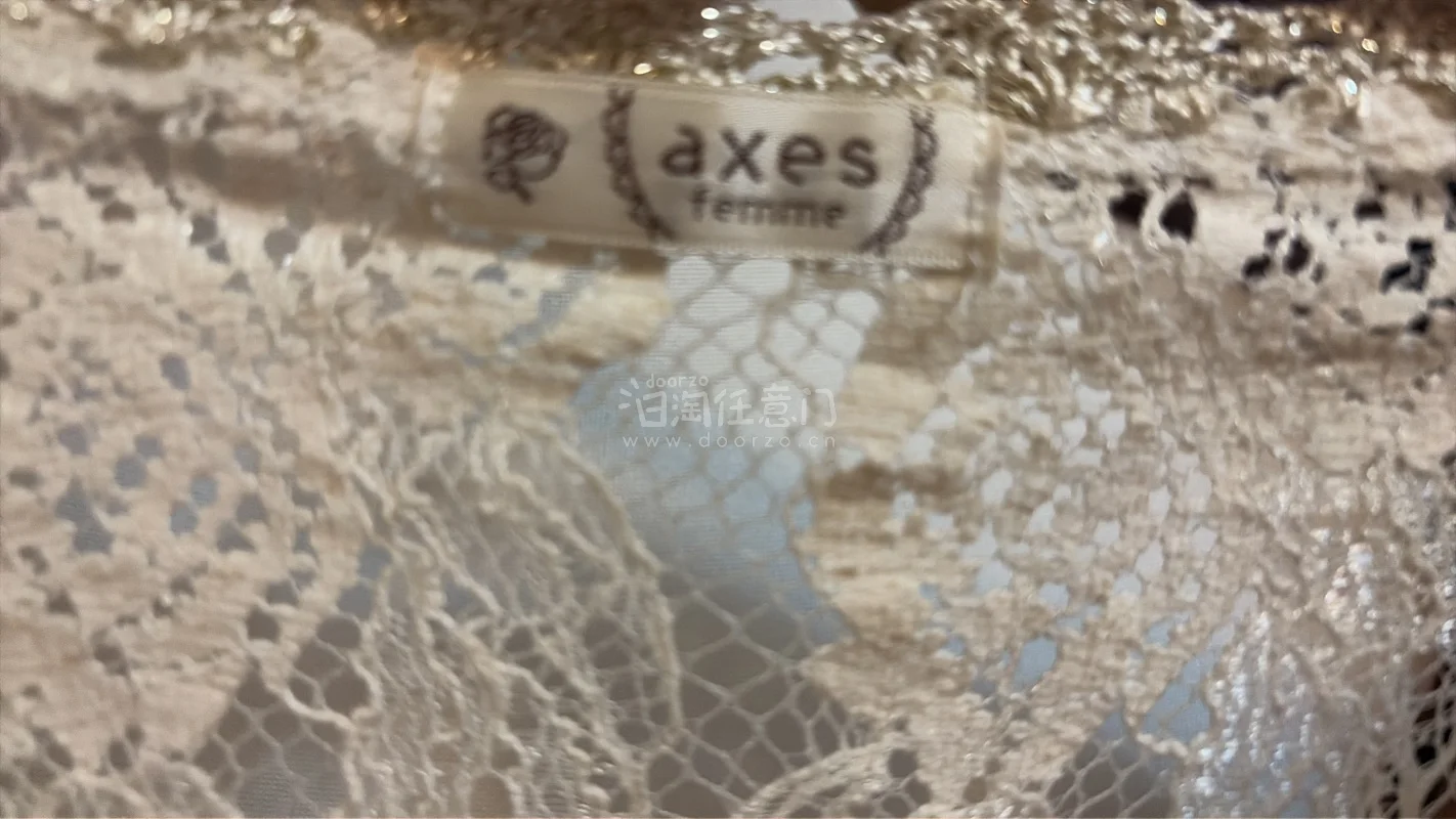 挖到一件超绝的米白色蕾丝开衫！玫瑰提花+金线包边，温柔感直接拉满✨ 短款版型超显比例，搭吊带、连衣裙都绝美，法式氛围感狠狠拿捏，穿上就是温柔大小姐本人，谁穿谁好看！