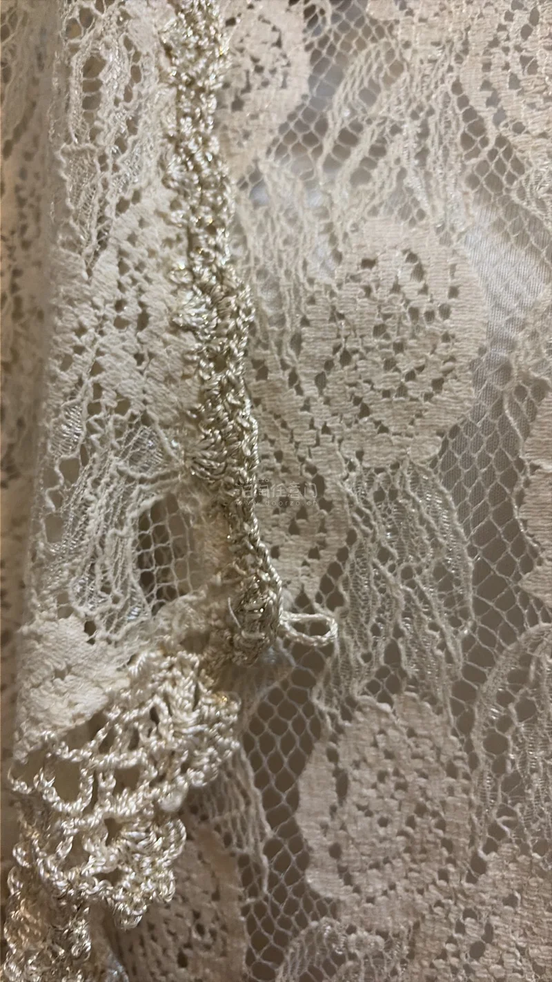 挖到一件超绝的米白色蕾丝开衫！玫瑰提花+金线包边，温柔感直接拉满✨ 短款版型超显比例，搭吊带、连衣裙都绝美，法式氛围感狠狠拿捏，穿上就是温柔大小姐本人，谁穿谁好看！