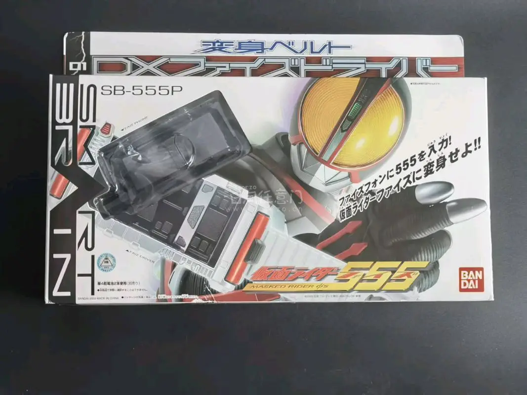 这次在挖煤姬收到的是555系列的周边，使用的是竹蜻蜓物流，物流速度很快，使用了加固服务，打包也很细心东西非常完美，很高兴能有这款日版原版的产品，让我又多了一个收藏！里面纸制品什么的都很齐全！主体成色也是非常好的，保存的非常到位！一次很满意的体验！