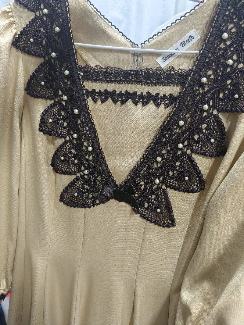 在挖煤姬海淘的中古小裙子安全下车啦！品相超出预期，蕾丝精致无破损，配色温柔又复古，和图片完全一致～平台打包超用心，层层包裹完全没磕碰，物流速度也很惊喜，清关高效不拖沓！操作简单易懂，客服回复及时，海淘小白也能轻松上手，已经列入无限回购清单，下次还来挖宝藏！