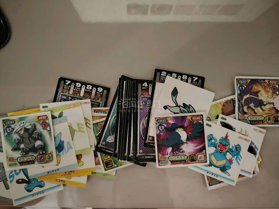 这次淘到了宝可梦初代名场面贴纸4张，寿司郎珍钻闪贴的固拉多鬼龙等，还有宝可梦黑白全国图鉴贴纸若干，安农大队成员继续壮大。东西齐全，包装稳固，感谢任意门的服务