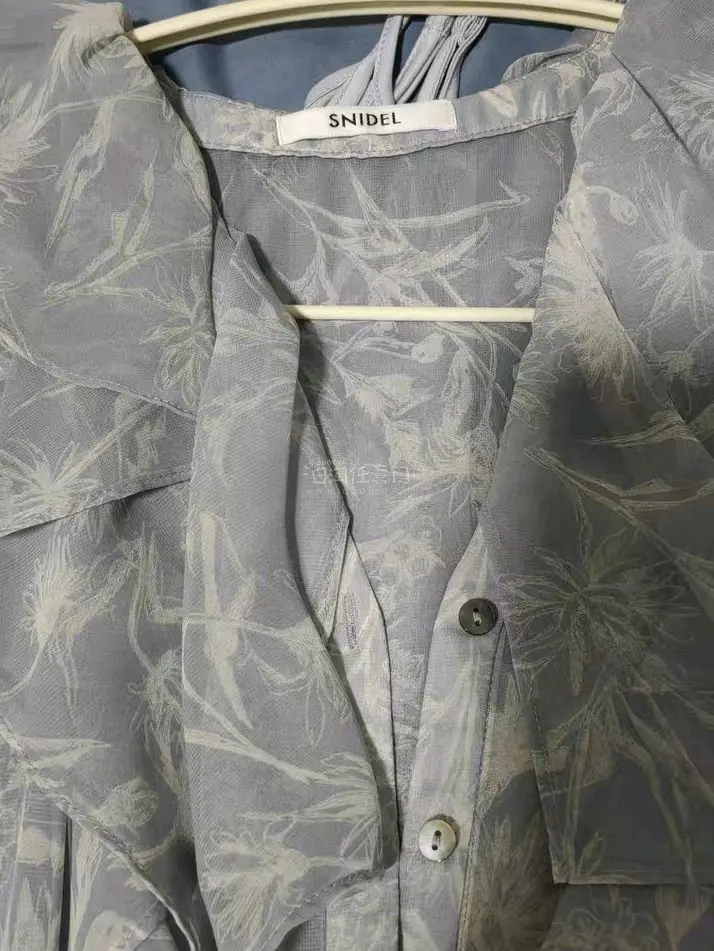 这款灰调碎花连衣裙太绝了！V领荷叶边温柔减龄，百褶裙摆灵动飘逸，雪纺面料轻盈透气，印花雅致高级，上身显瘦显气质，通勤约会都适配，氛围感直接拉满！