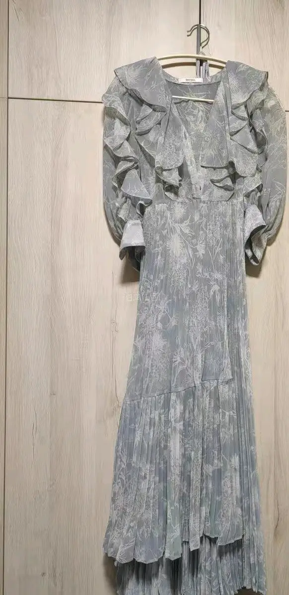 这款灰调碎花连衣裙太绝了！V领荷叶边温柔减龄，百褶裙摆灵动飘逸，雪纺面料轻盈透气，印花雅致高级，上身显瘦显气质，通勤约会都适配，氛围感直接拉满！