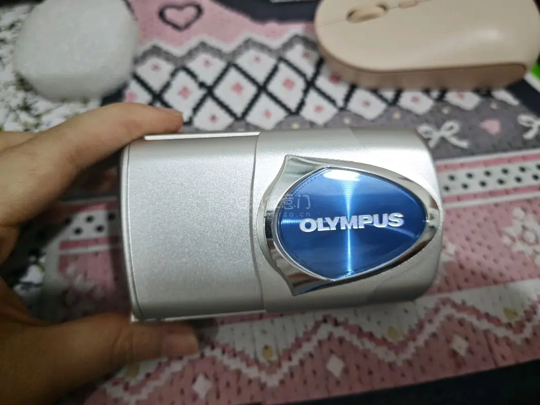 本来已经有了一台，但是看见好价的奥林巴斯蓝盾还是忍不住下手，卖家描述说没有测试动作，自己买了电池回来测试，发现功能都是好的，说实话挖煤姬的包装，真的太拉垮，箱子倒是结实，但是这种明显就很小一个东西也没有其他的填充物，除了一张气泡纸，就这么一个大箱子发过来，用这个平台...