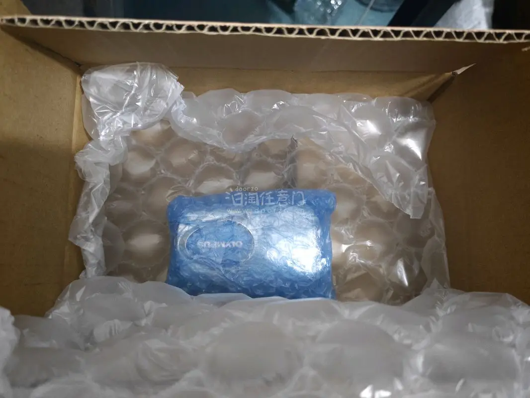 本来已经有了一台，但是看见好价的奥林巴斯蓝盾还是忍不住下手，卖家描述说没有测试动作，自己买了电池回来测试，发现功能都是好的，说实话挖煤姬的包装，真的太拉垮，箱子倒是结实，但是这种明显就很小一个东西也没有其他的填充物，除了一张气泡纸，就这么一个大箱子发过来，用这个平台...