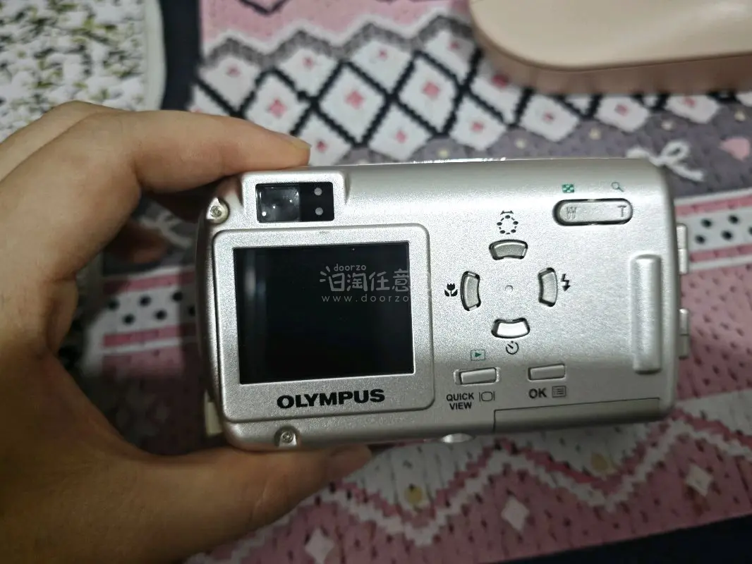 本来已经有了一台，但是看见好价的奥林巴斯蓝盾还是忍不住下手，卖家描述说没有测试动作，自己买了电池回来测试，发现功能都是好的，说实话挖煤姬的包装，真的太拉垮，箱子倒是结实，但是这种明显就很小一个东西也没有其他的填充物，除了一张气泡纸，就这么一个大箱子发过来，用这个平台...