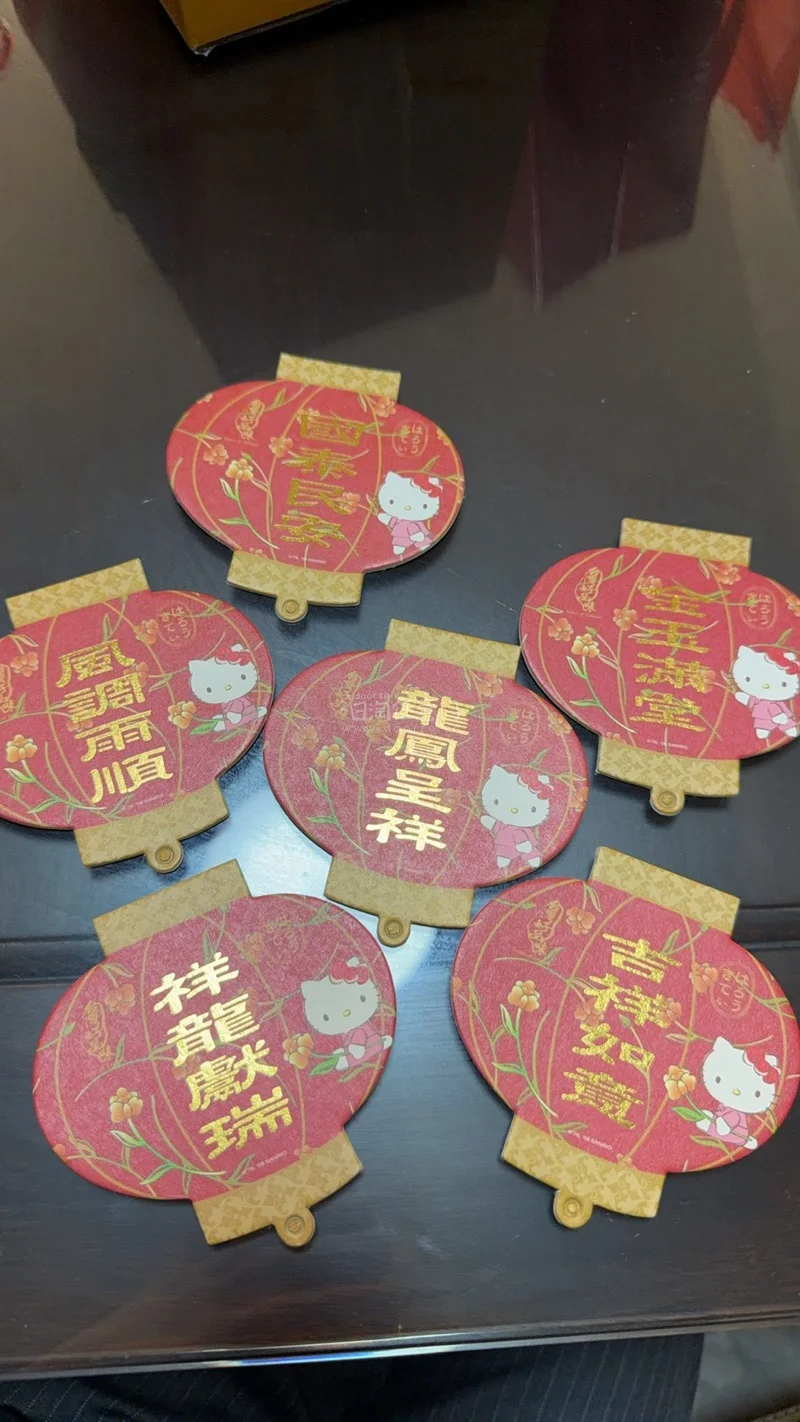 整体体验还挺顺利的，简单分享一下主要买了Monchhichi发圈、小收纳盒彩妆、还有Hello Kitty周边这些，实物到手和图片基本一致，做工细节也OK，满意呀，灯笼杯垫质感很好材质硬挺值得收藏，祝大家收物顺利