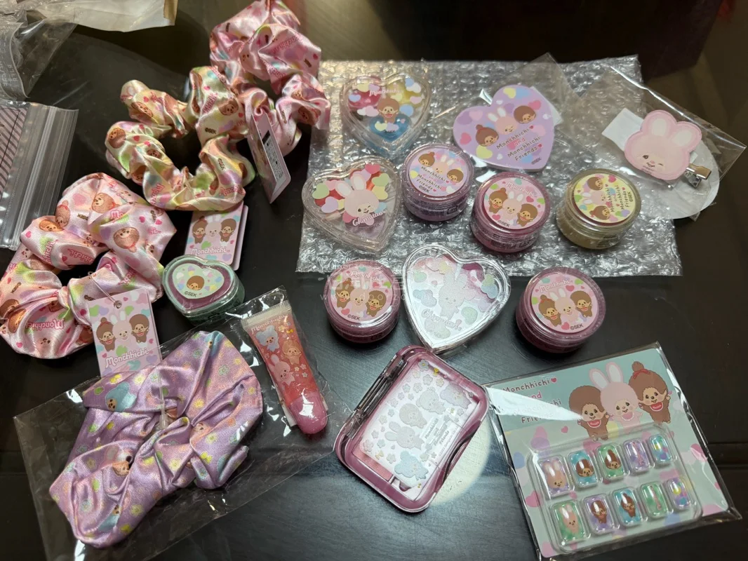 整体体验还挺顺利的，简单分享一下主要买了Monchhichi发圈、小收纳盒彩妆、还有Hello Kitty周边这些，实物到手和图片基本一致，做工细节也OK，满意呀，灯笼杯垫质感很好材质硬挺值得收藏，祝大家收物顺利