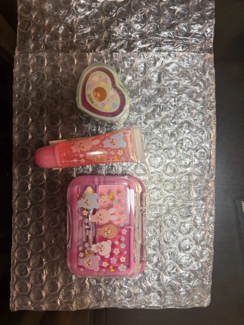 整体体验还挺顺利的，简单分享一下主要买了Monchhichi发圈、小收纳盒彩妆、还有Hello Kitty周边这些，实物到手和图片基本一致，做工细节也OK，满意呀，灯笼杯垫质感很好材质硬挺值得收藏，祝大家收物顺利