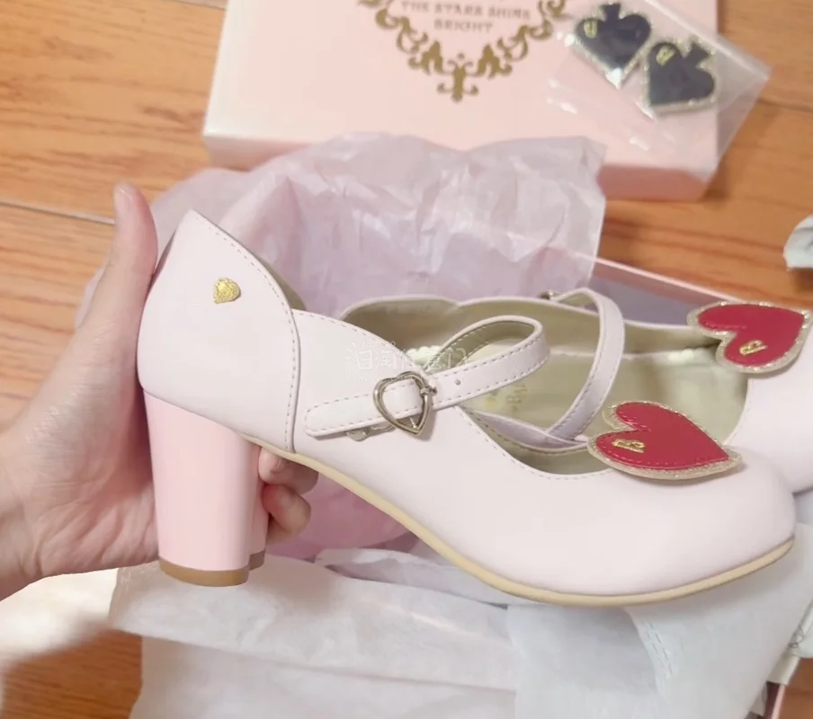 这双鞋子是原价很贵的一双，没想到竟然在平台上简陋了一双状态这么好的鞋子！只要400块钱不到他的原价要¥1000。??还有买到了漂亮的裙子送给闺蜜~原价也是超级贵。真的超适合捡漏