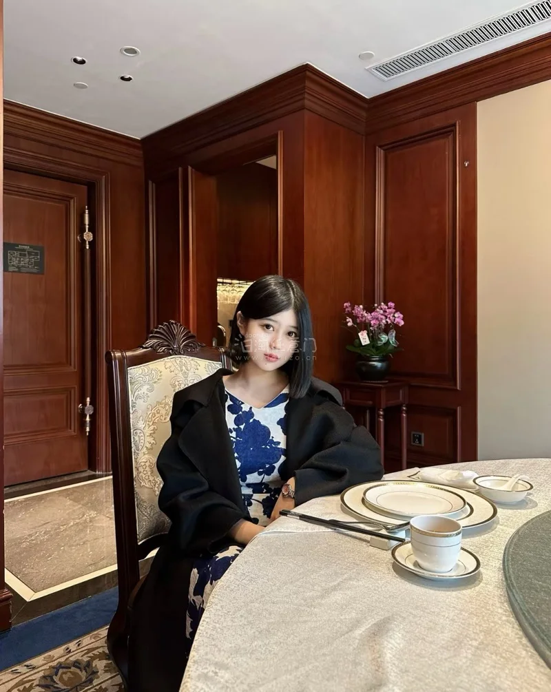 这双鞋子是原价很贵的一双，没想到竟然在平台上简陋了一双状态这么好的鞋子！只要400块钱不到他的原价要¥1000。??还有买到了漂亮的裙子送给闺蜜~原价也是超级贵。真的超适合捡漏